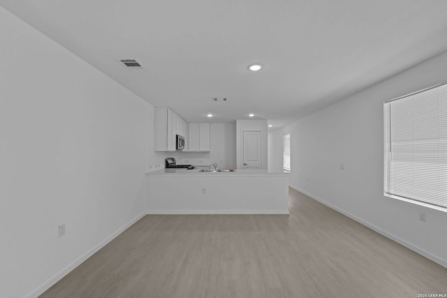 Spacious, unfurnished interior of a new home in Valle Sol, San Antonio (Image 9).