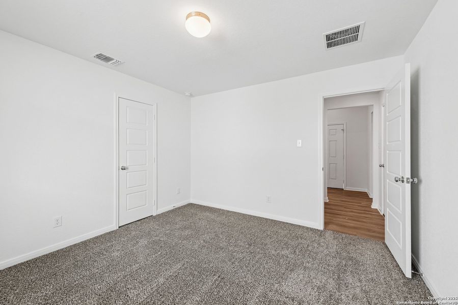 Spacious, unfurnished interior of a new home in Park Place, New Braunfels (Image 14).