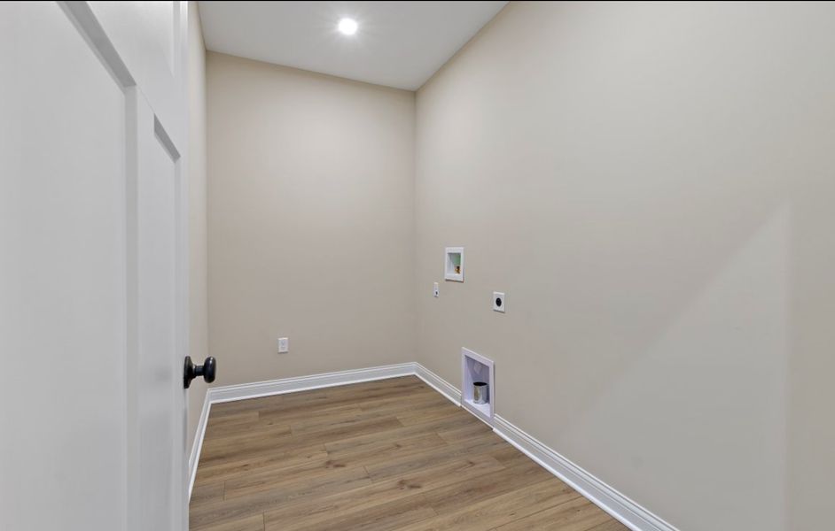 Representative unfurnished interior of a home built from the Edenton by Fischer Homes in Savannah Lakes, Hiram (Image 22).