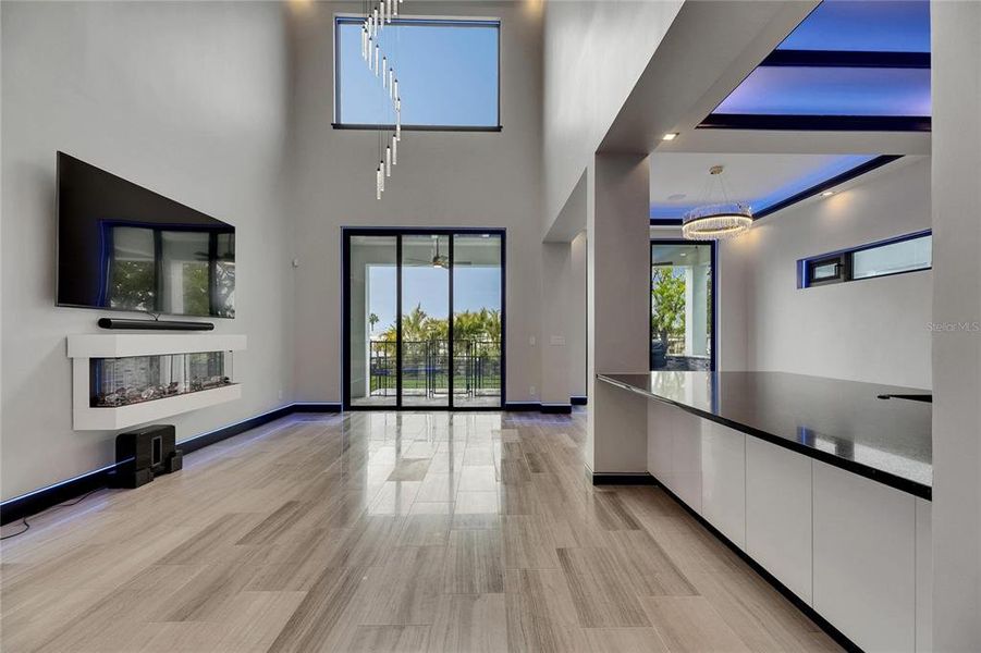 Spacious, unfurnished interior of a new home in , Apollo Beach (Image 71).