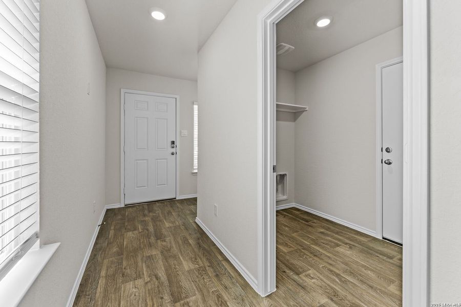 Spacious, unfurnished interior of a new home in Stonehill, San Antonio (Image 13).