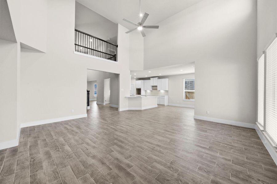 Spacious, unfurnished interior of a new home in Barton Creek Ranch, Conroe (Image 15).