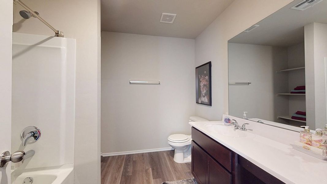 Taylor Core F500 Foster II Owners Bath Matterport F1 5 9 25