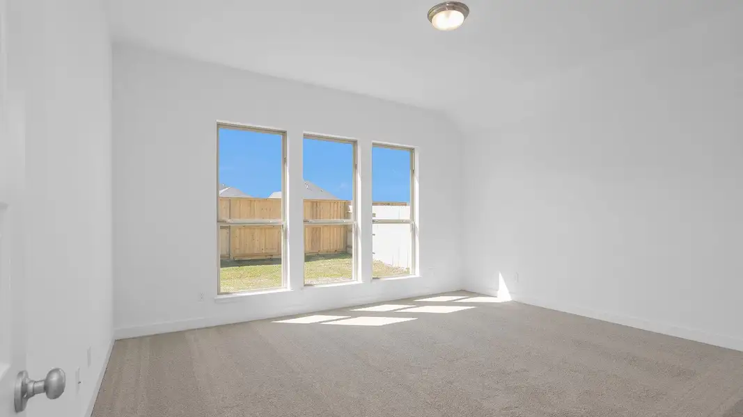 Spacious, unfurnished interior of a new home in Grand Central Park 45', Conroe (Image 10).