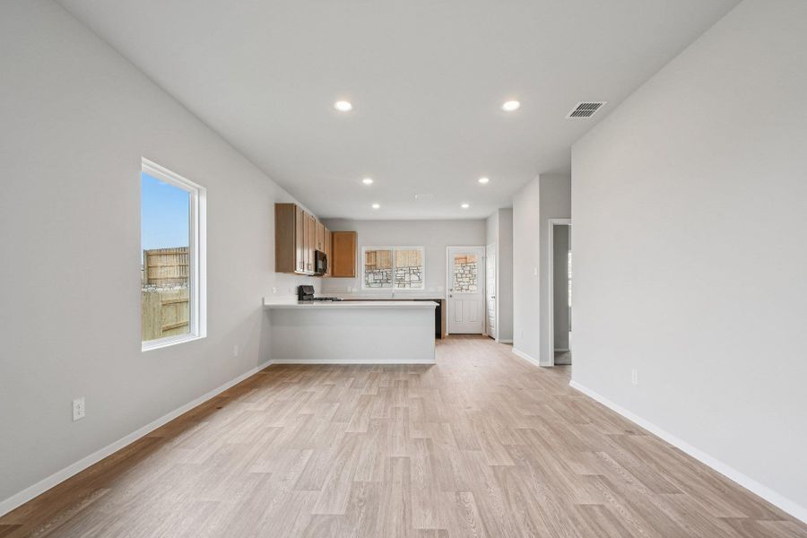 Spacious, unfurnished interior of a new home in Cloverleaf, Austin (Image 16).