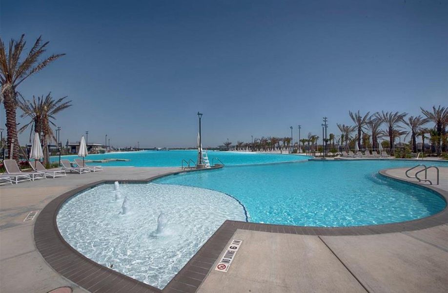Infinity Pool that overlooks the Lagoon