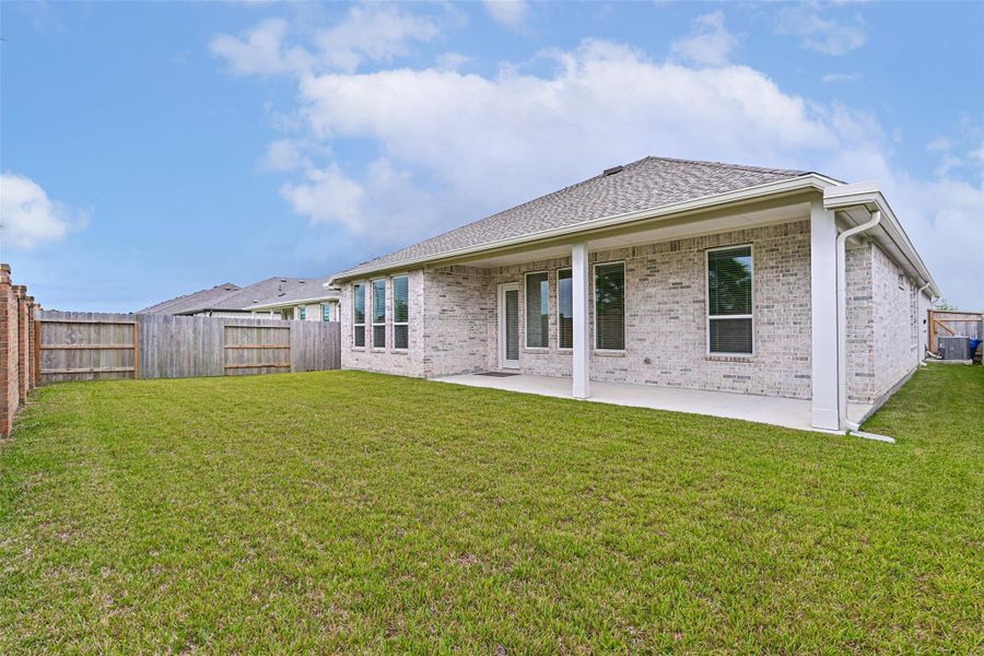 Exterior details and patio area of a home in Lago Mar, Texas City (Image 4).