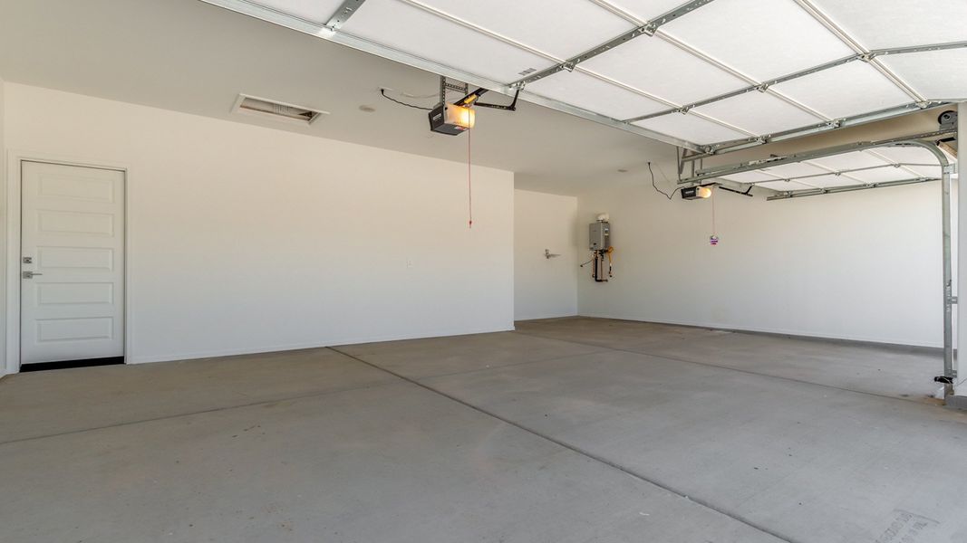 Spacious, unfurnished interior of a new home in Sycamore Vista, Vail (Image 29).