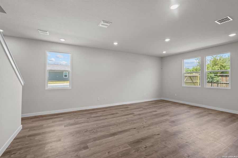 Spacious, unfurnished interior of a new home in Spring Creek, San Antonio (Image 21).