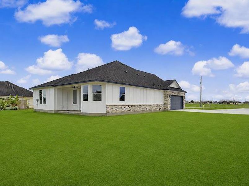 Exterior details and patio area of a home in , Angleton (Image 4).