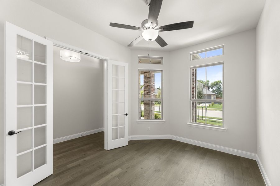 Spacious, unfurnished interior of a new home in River Ranch, Van Alstyne (Image 15).