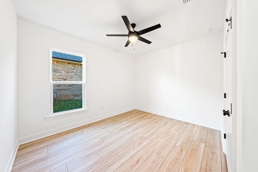 Spacious, unfurnished interior of a new home in Eagle Pointe, Pensacola (Image 14).
