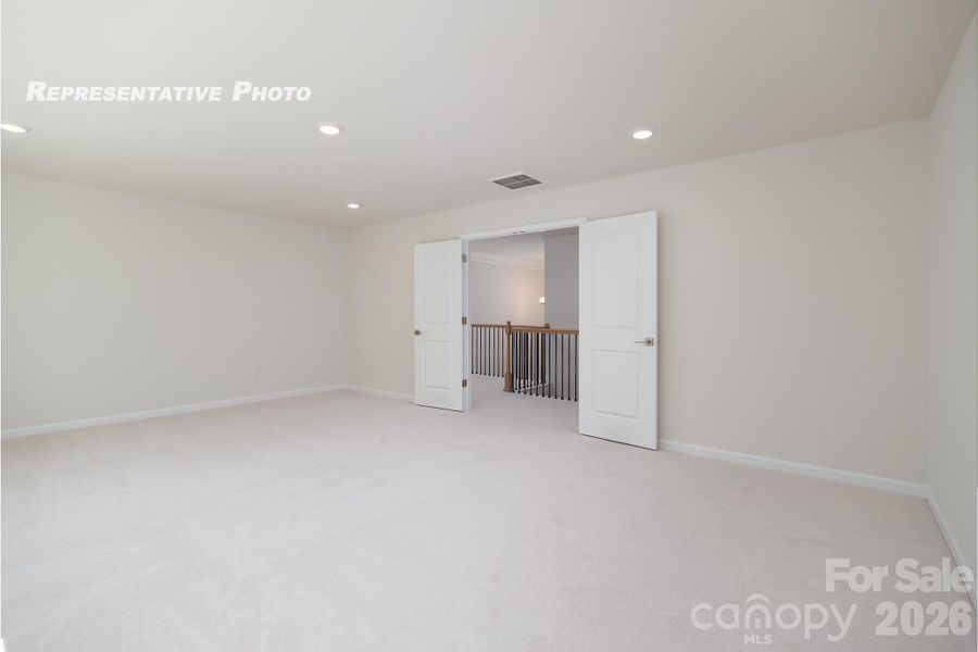 Spacious, unfurnished interior of a new home in Sylvan Creek, Denver (Image 32).