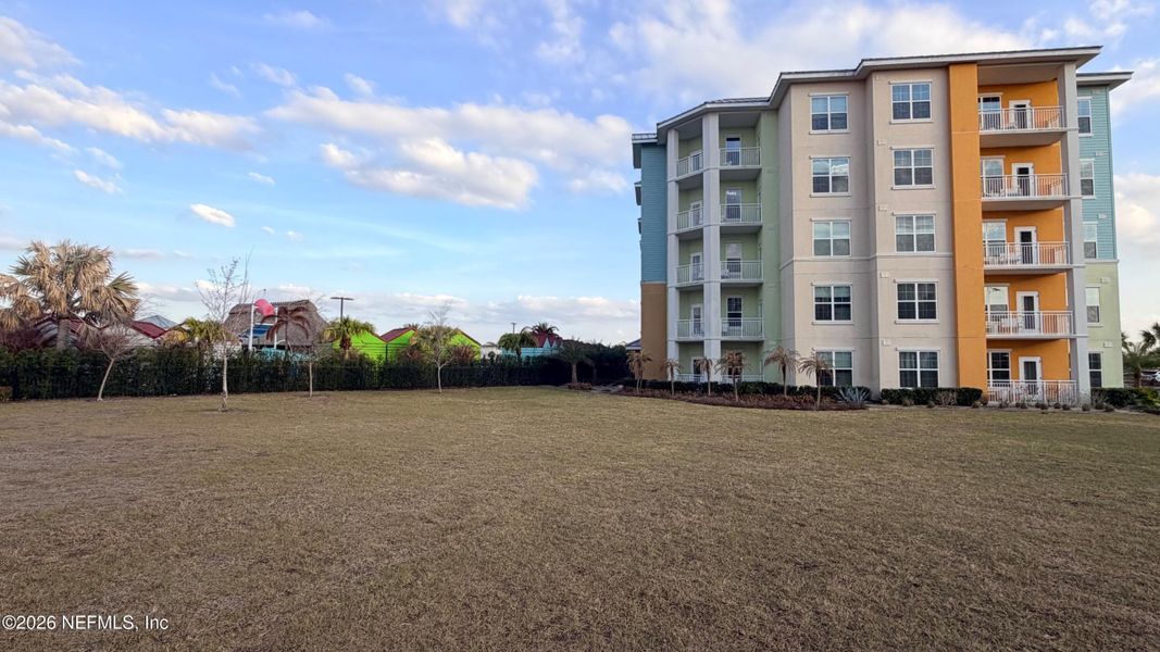 Condo located in Kissimmee, FL showcasing its design and architecture (Image 5).