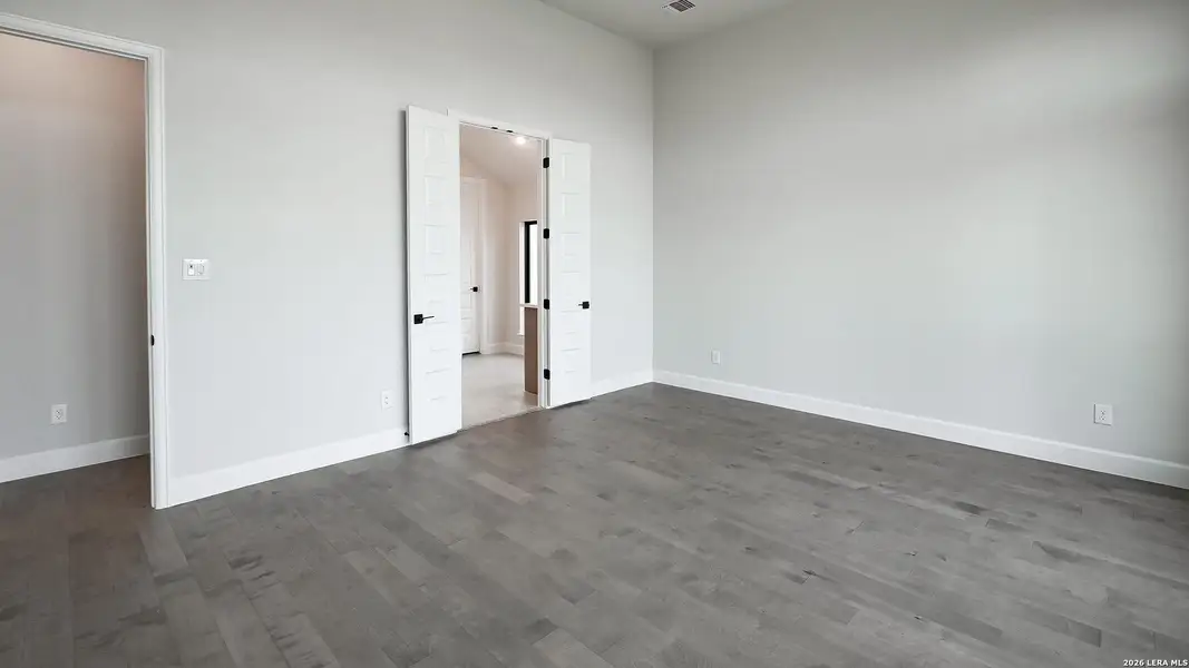 Spacious, unfurnished interior of a new home in Veramendi, New Braunfels (Image 15).