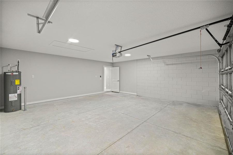Spacious, unfurnished interior of a new home in , Ocala (Image 24).