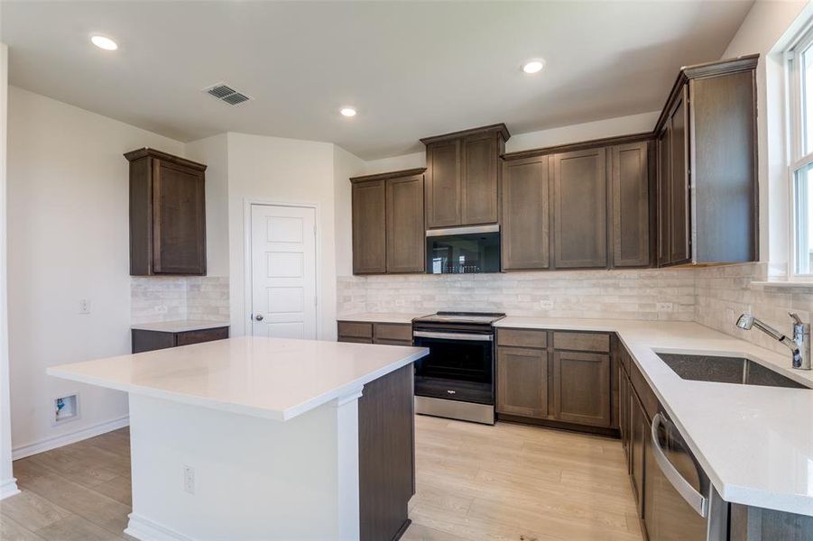Furnished interior view inside a new home in Cottonwood Creek, Seagoville (Image 9). Furnished interior view inside a new home in Cottonwood Creek, Seagoville (Image 9).