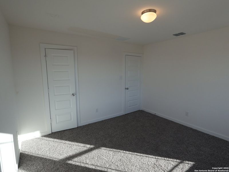 Spacious, unfurnished interior of a new home in Mesquite Ridge, San Antonio (Image 26).