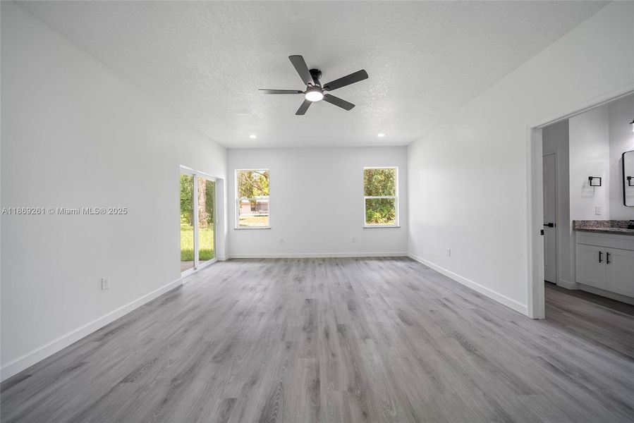 Spacious, unfurnished interior of a new home in , Sebring (Image 12).