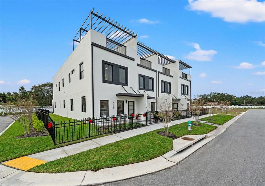 Exterior details and patio area of a home in , Pinellas Park (Image 2).