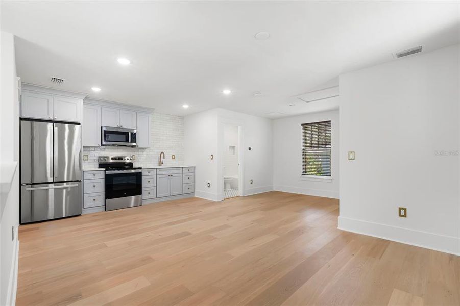 Spacious, unfurnished interior of a new home in , St. Petersburg (Image 21).