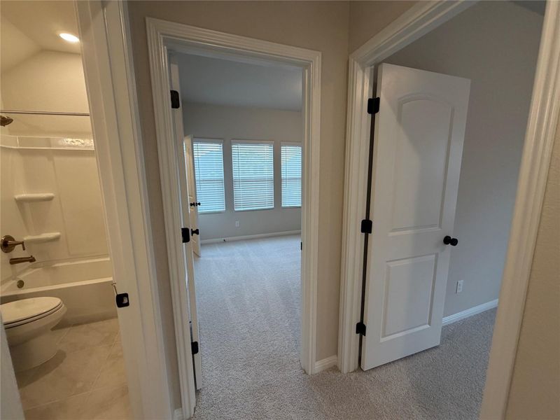 Spacious, unfurnished interior of a new home in Willow Springs, Buda (Image 25).