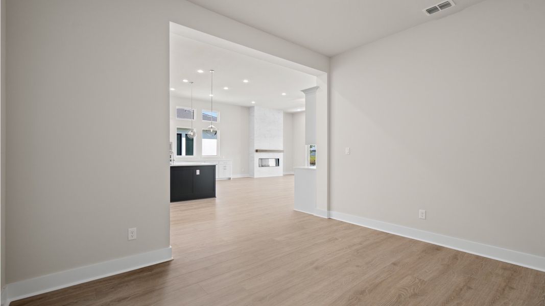 Spacious, unfurnished interior of a new home in Glynlea Country Club, Port St. Lucie (Image 24).