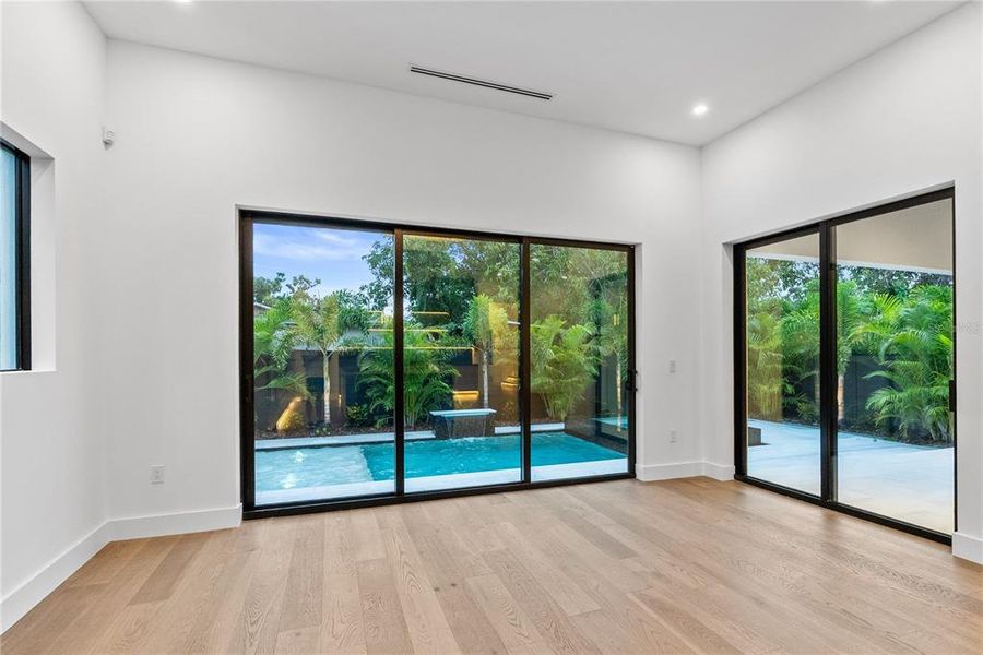 Spacious, unfurnished interior of a new home in , Tampa (Image 23).