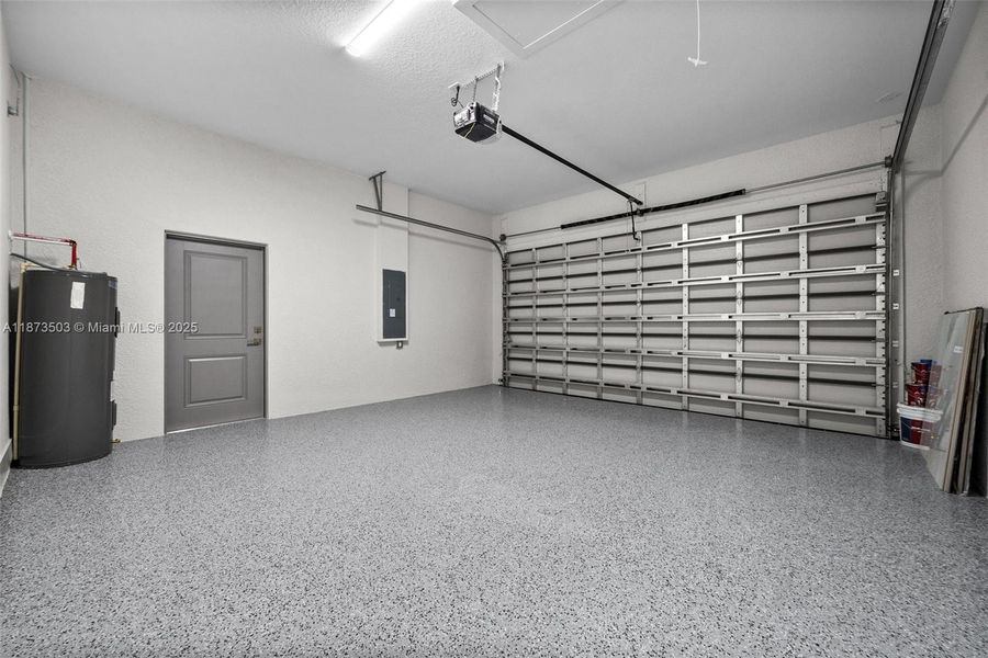 Spacious, unfurnished interior of a new home in , Naples (Image 18).