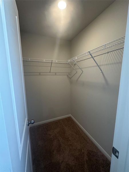 Spacious, unfurnished interior of a new home in Sweetwater Ridge, Conroe (Image 8).