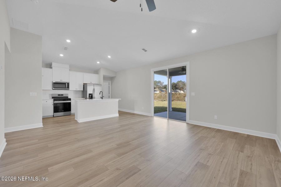 Spacious, unfurnished interior of a new home in Jennings Farm, Middleburg (Image 11).