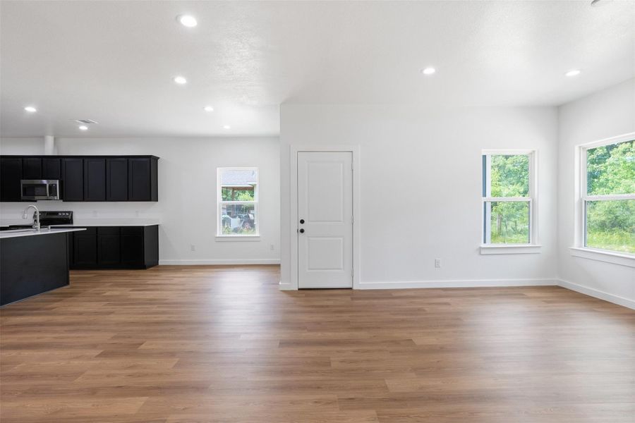 Spacious, unfurnished interior of a new home in , Splendora (Image 18).
