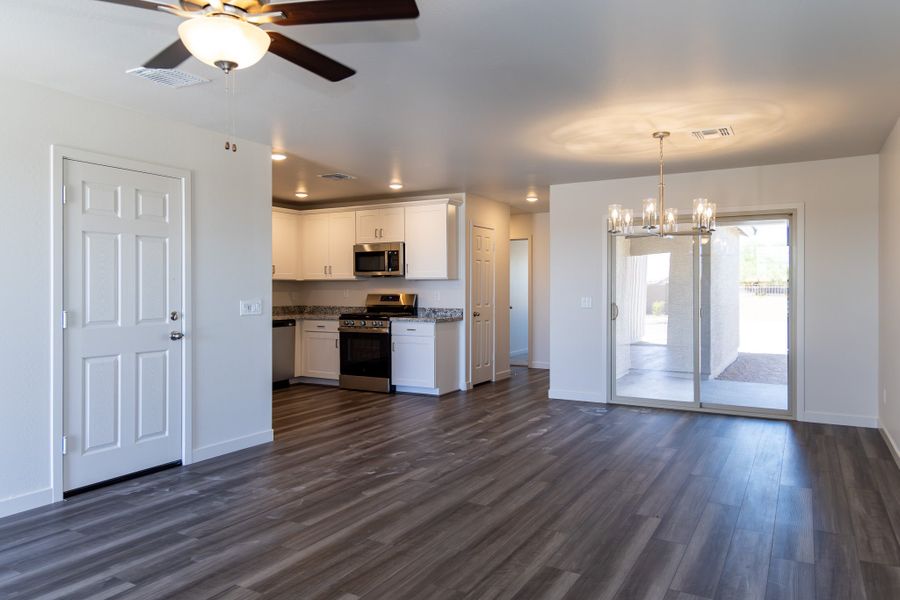 Spacious, unfurnished interior of a new home in Rancho Santa Rosa, Maricopa (Image 15).