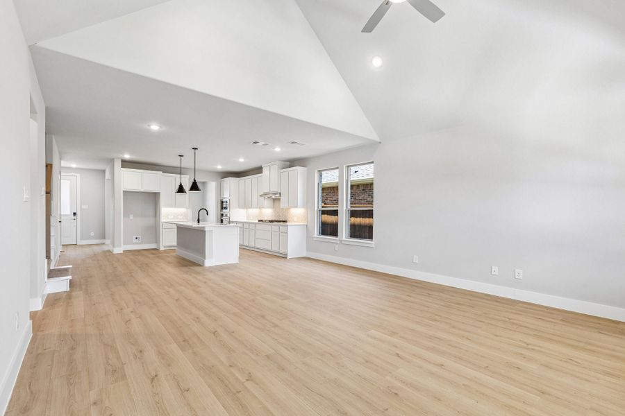Spacious, unfurnished interior of a new home in Dove Hollow, Waxahachie (Image 20). Spacious, unfurnished interior of a new home in Dove Hollow, Waxahachie (Image 20).