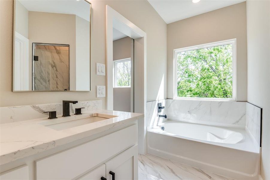 Owners bath with garden tub, Lots of natural lighting Owners bath with garden tub, Lots of natural lighting