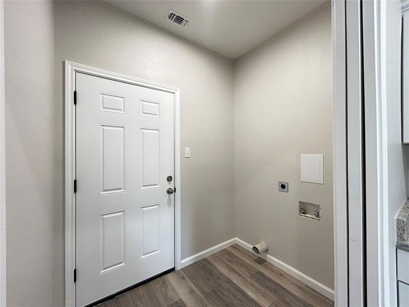 Spacious, unfurnished interior of a new home in , Sulphur Springs (Image 8).