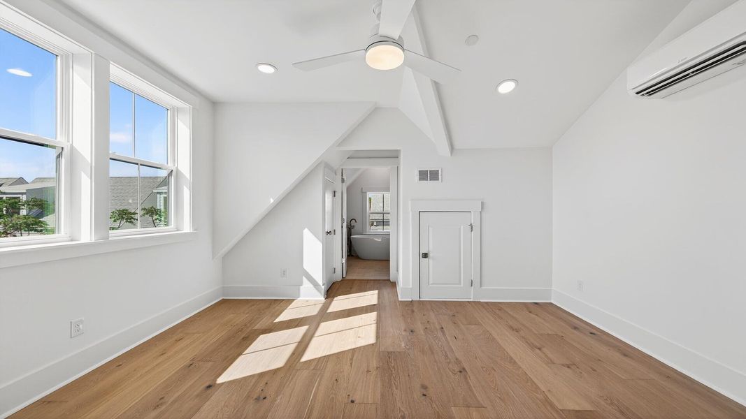 Spacious, unfurnished interior of a new home in Grants Court, Charleston (Image 20).