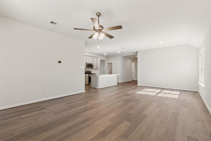 Spacious, unfurnished interior of a new home in Sunterra, Katy (Image 20).