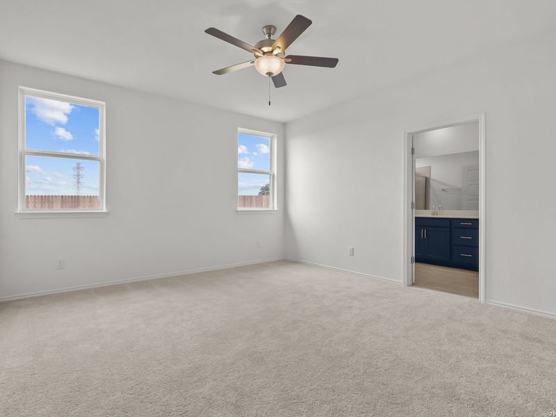 Spacious, unfurnished interior of a new home in Hickory Ridge, San Antonio (Image 33).