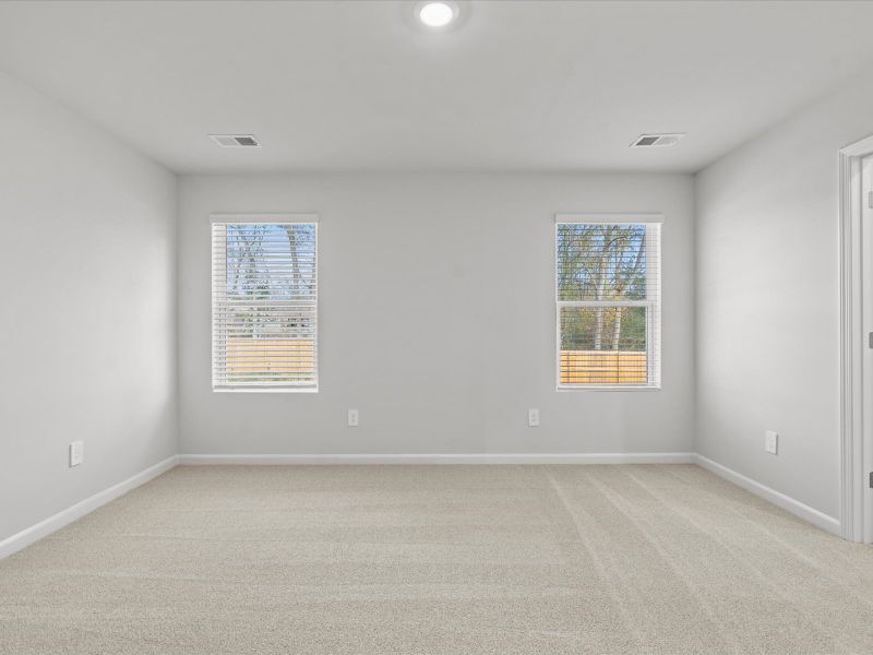 Spacious, unfurnished interior of a new home in Village at White Pine, Pendleton (Image 16).