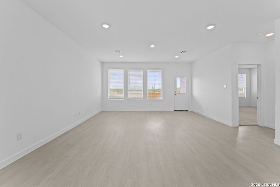 Spacious, unfurnished interior of a new home in Espada, San Antonio (Image 18).