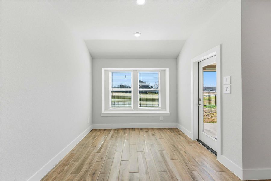 Spacious, unfurnished interior of a new home in Laurel Landing, Alvin (Image 26).