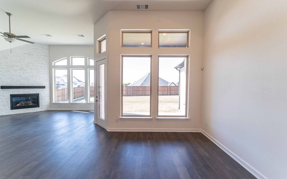 Spacious, unfurnished interior of a new home in Sonoma Verde, Rockwall (Image 12).