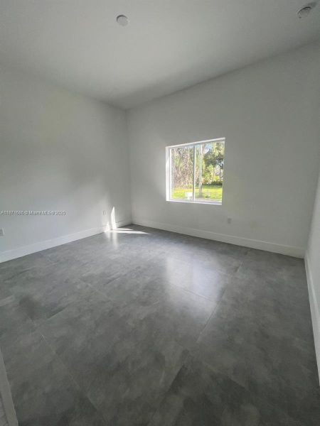Spacious, unfurnished interior of a new home in , Fort Lauderdale (Image 15).