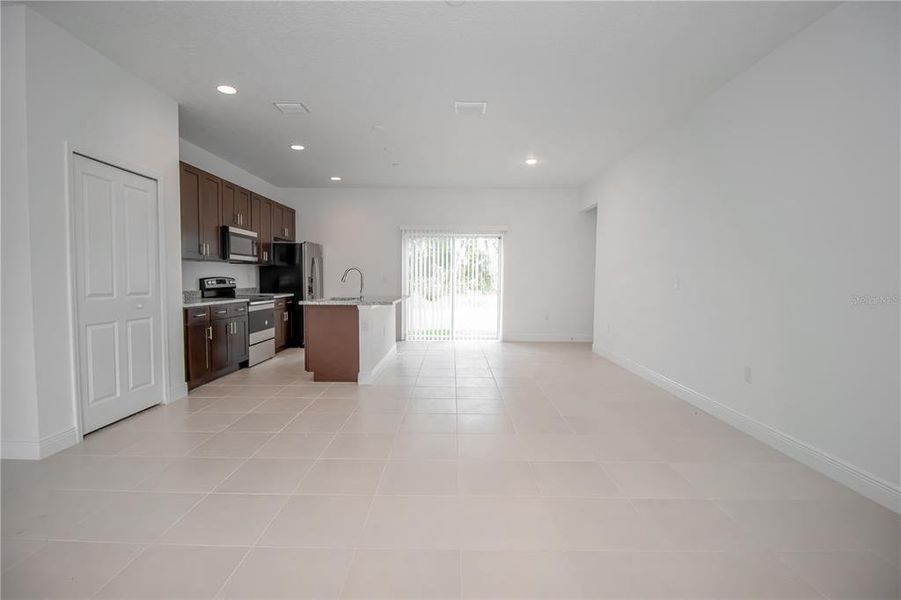 Spacious, unfurnished interior of a new home in , Citrus Springs (Image 14).