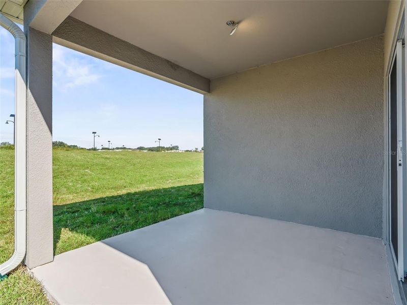 Exterior details and patio area of a home in , Lady Lake (Image 3).