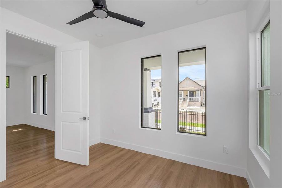 Spacious, unfurnished interior of a new home in , Tampa (Image 23).