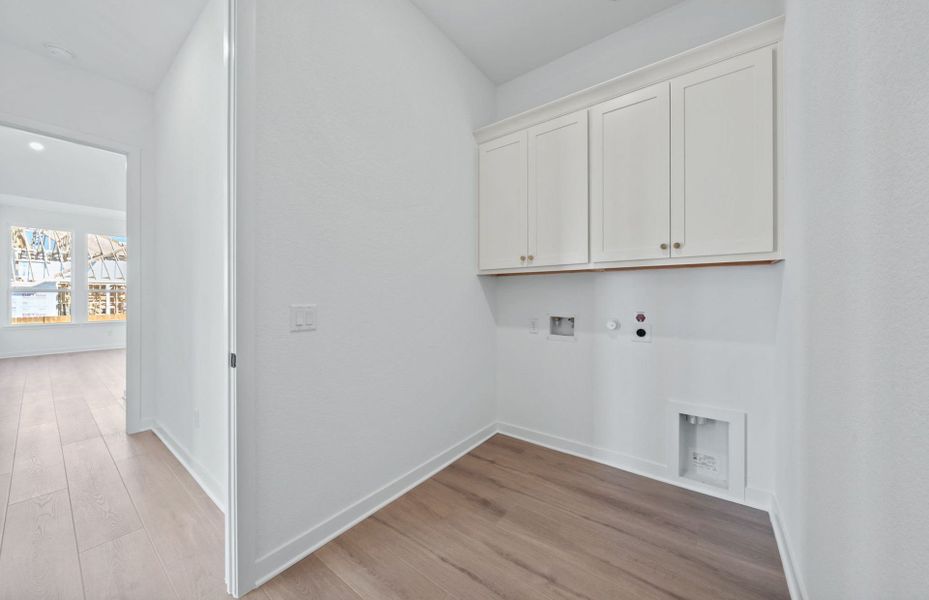 Spacious, unfurnished interior of a new home in 6 Creeks, Kyle (Image 35).