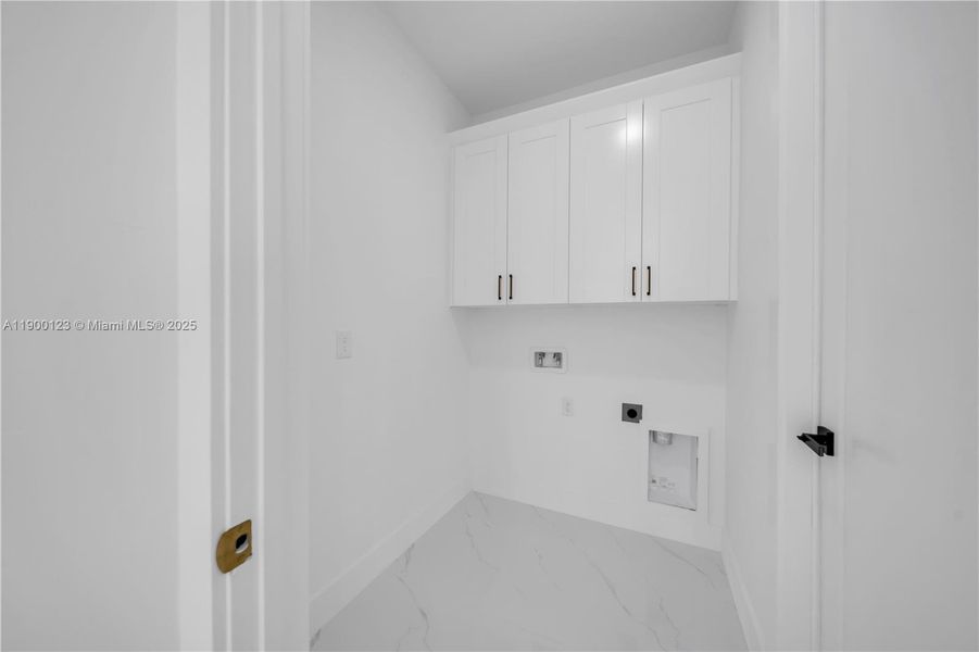 Spacious, unfurnished interior of a new home in , Lehigh Acres (Image 25).