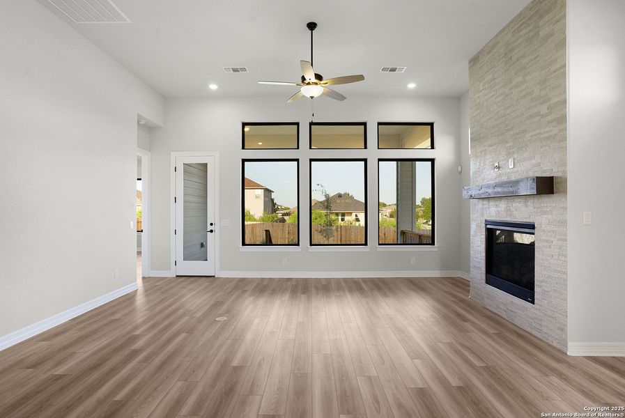 Spacious, unfurnished interior of a new home in Nolte Farms, Seguin (Image 44).